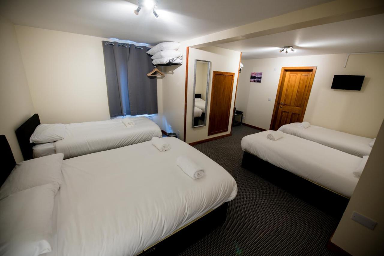 Family Room with Shower,1111505415:JPEG