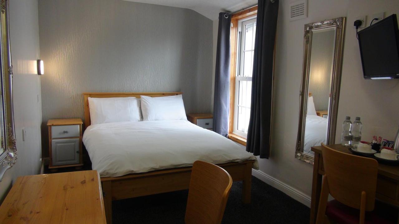 Double Room with Private shower and Toilet, Quiet, First floor, stair access.
