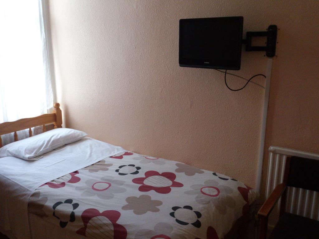 Basic Single Room with Shared Bathroom,821825126:JPEG