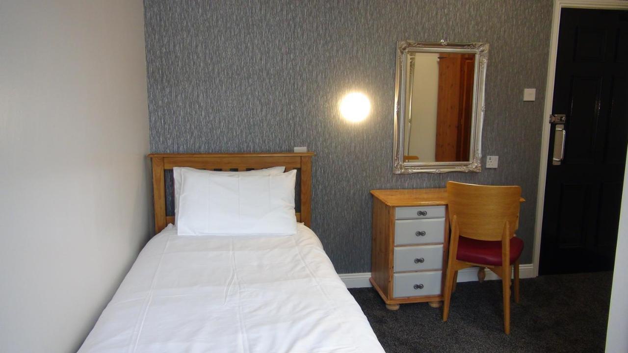 Single Room with Private shower and Toilet, Quiet, First floor, stair access.
