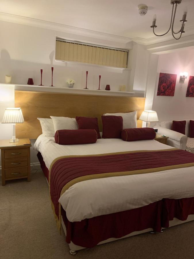 Family Room (2 Adults + 1 Child),1186274665:JPEG