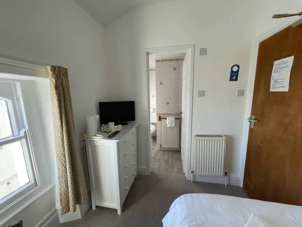 Single Room - En Suite,1200458233:JPEG