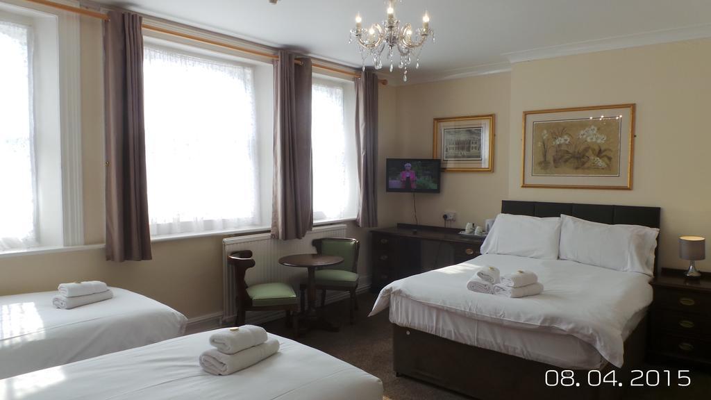 Family Room (2 Adults + 2 Children)