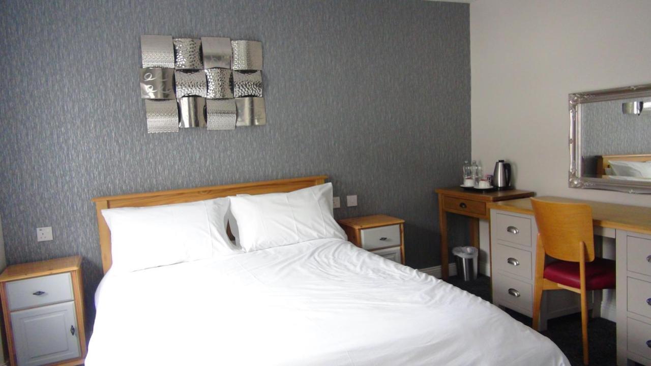 Double Room with Private Bathroom, NOISY LOCATED ABOVE PUB, 1st floor