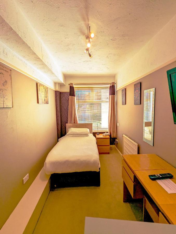 Single Room,703519054:JPEG