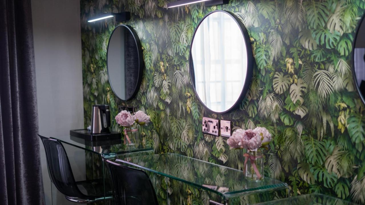 Suite,1317700804:JPEG