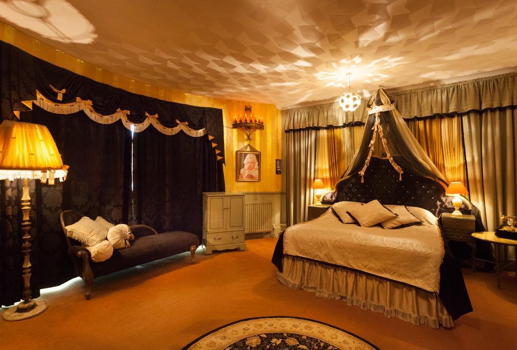 Double Room - Pin Up Parlour