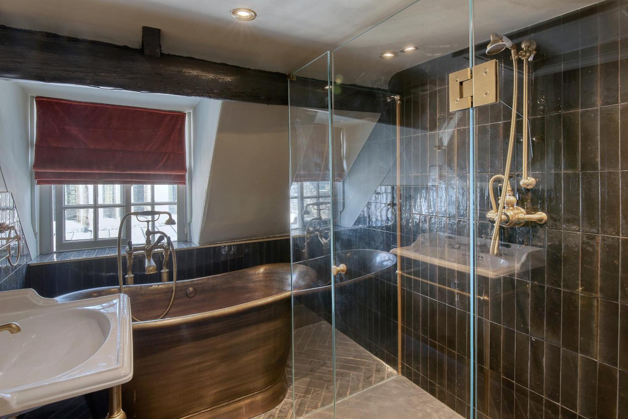 Suite,1445976886:JPEG