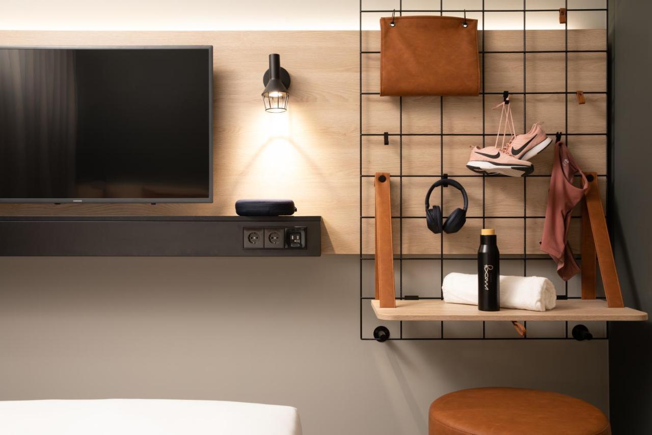 Moxy Queen Room - Top Floor,1610350595:JPEG