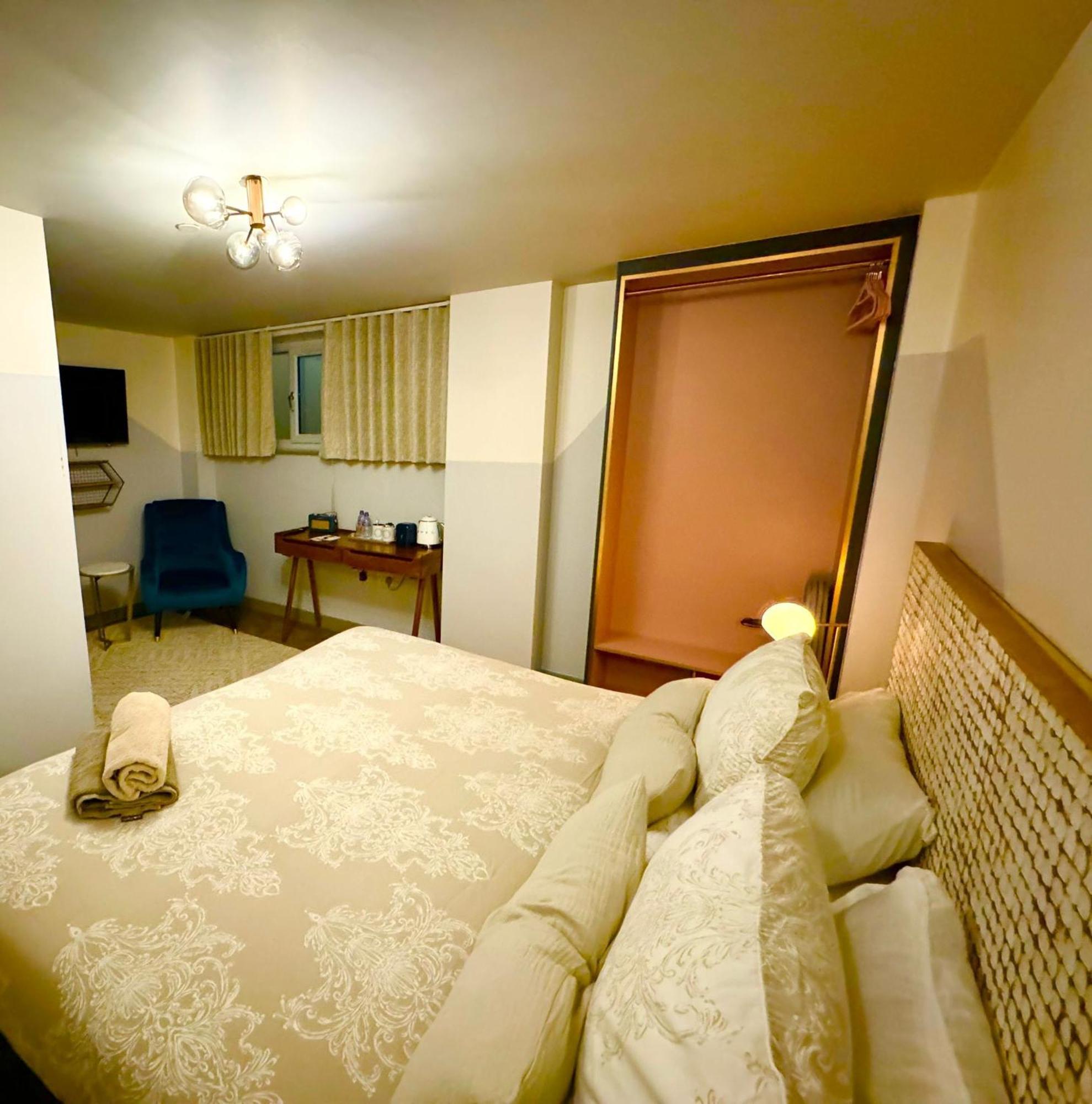 Superior King Room,1469069027:JPEG