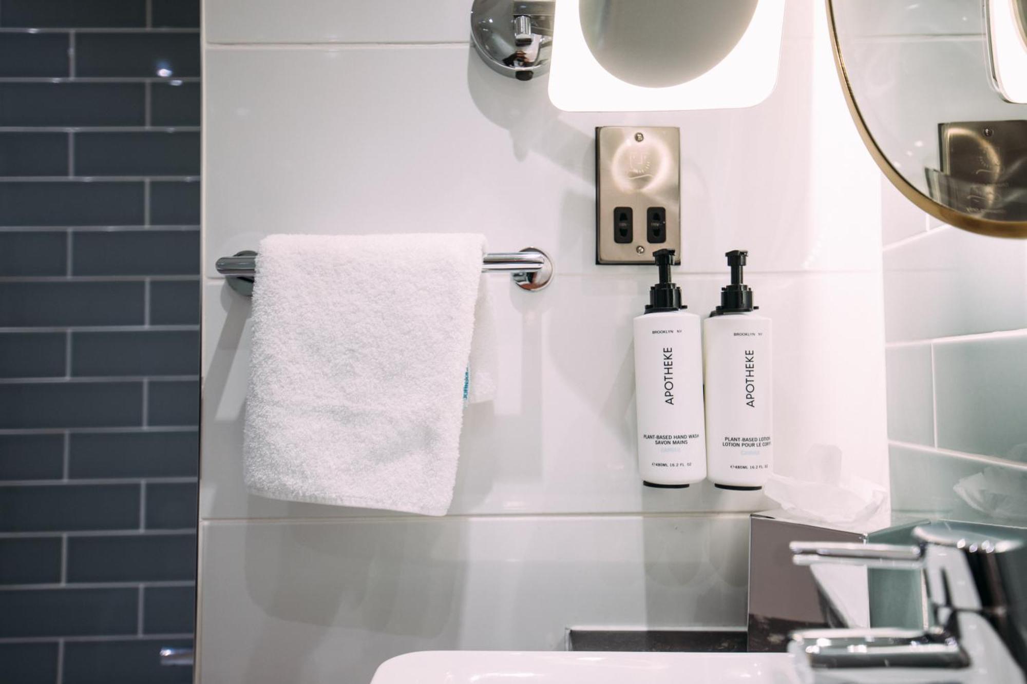 Standard King Room with Lounge Access,1516385599:JPEG