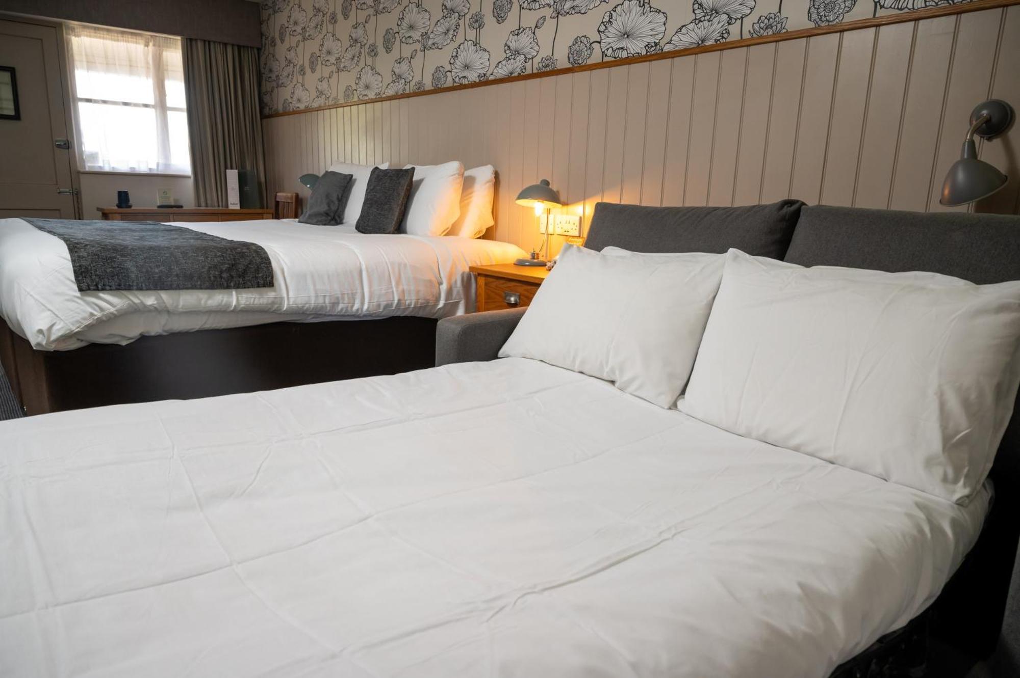 Deluxe Double Room (2 Adults + 1 Child)