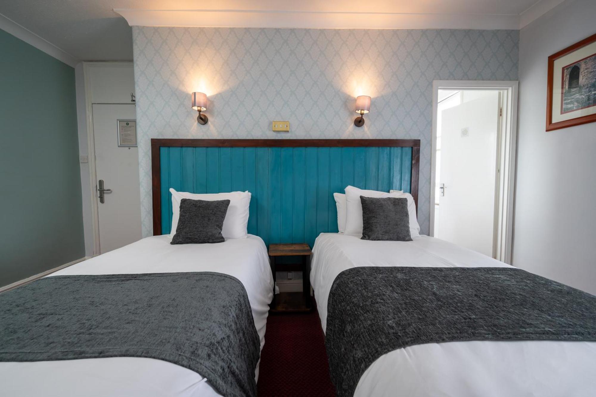 Twin Room,1516450075:JPEG