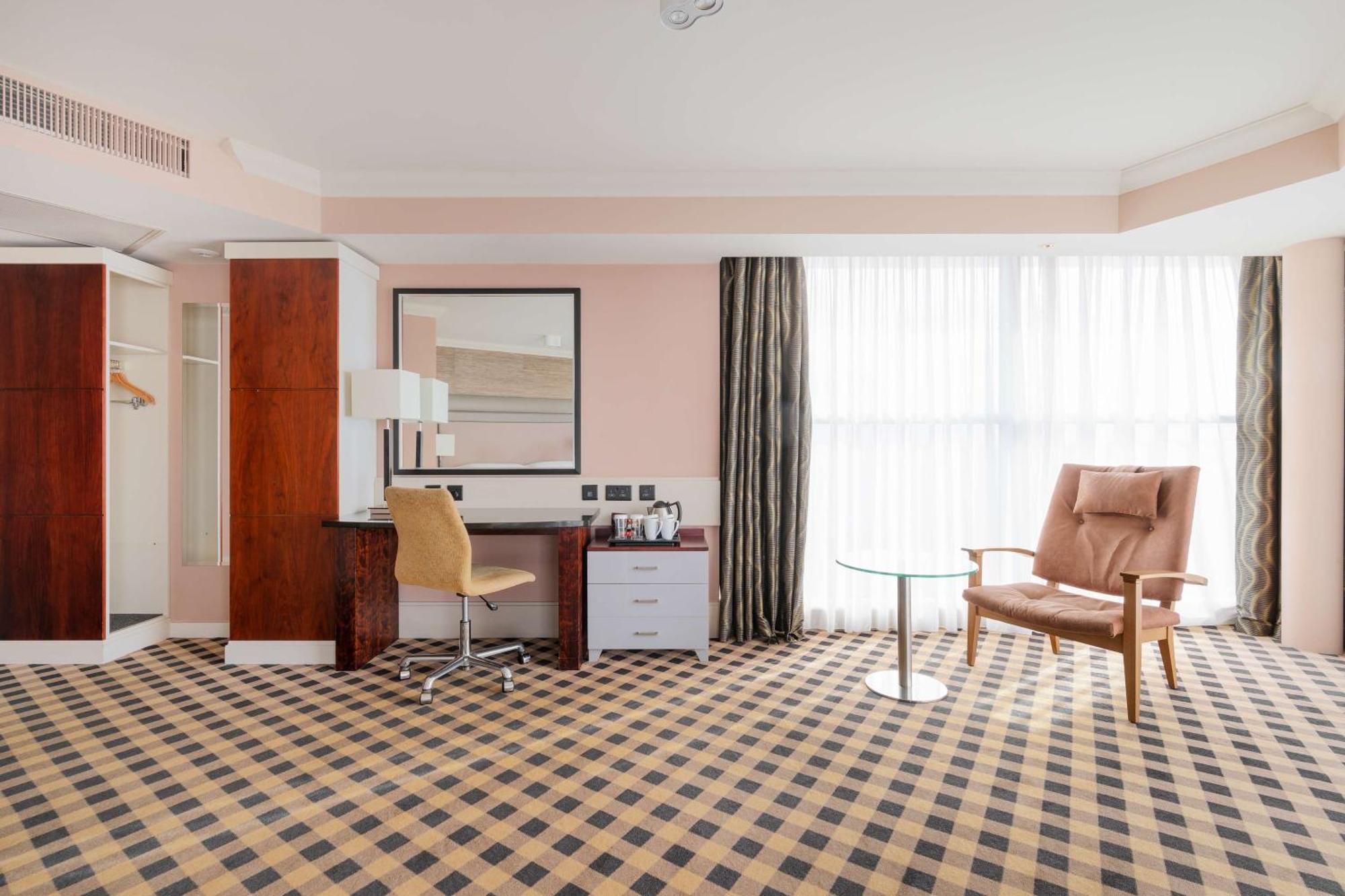Queen Room,1559664940:JPEG