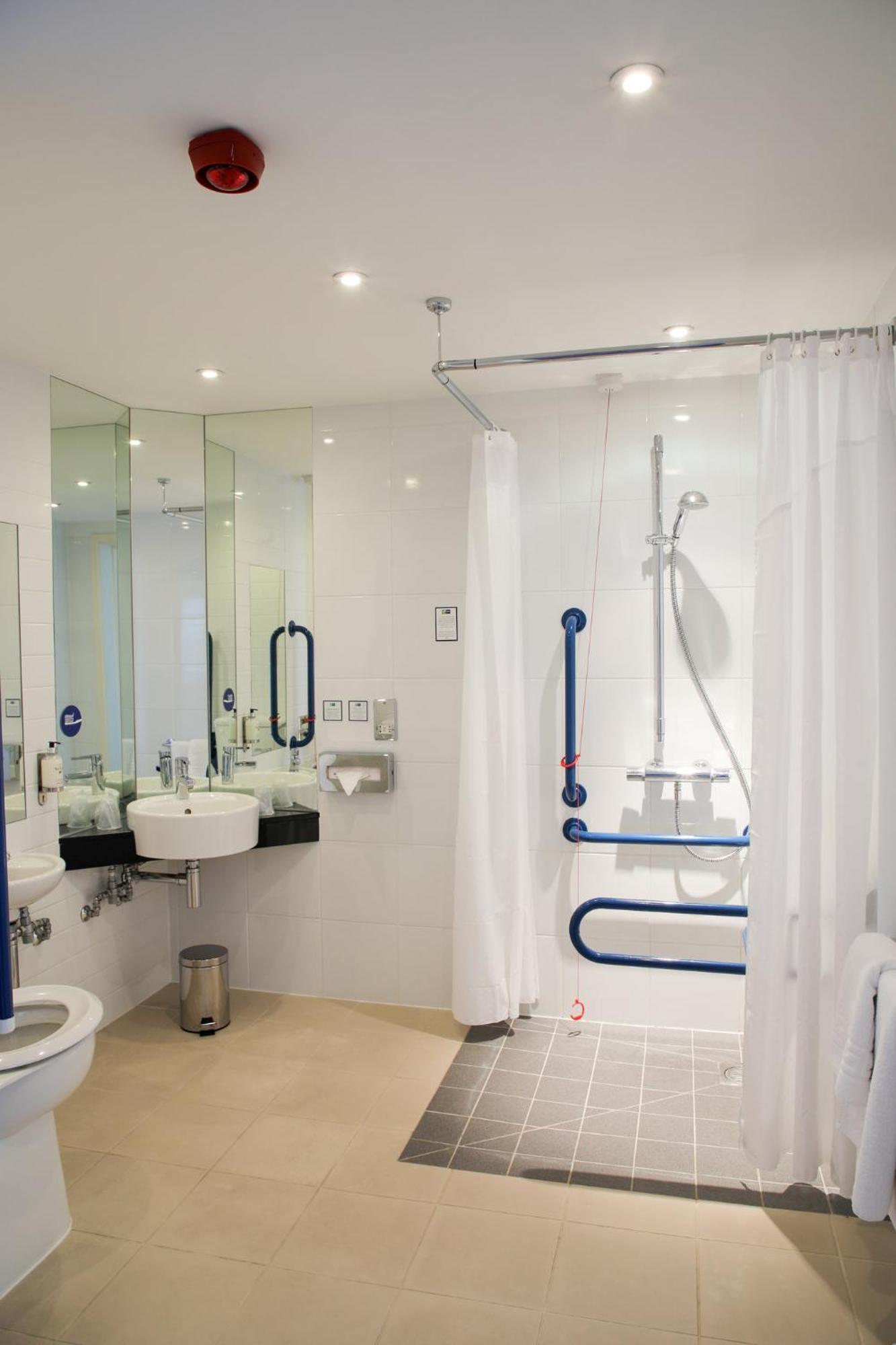 Double Room with Free Hot Breakfast - Accessible