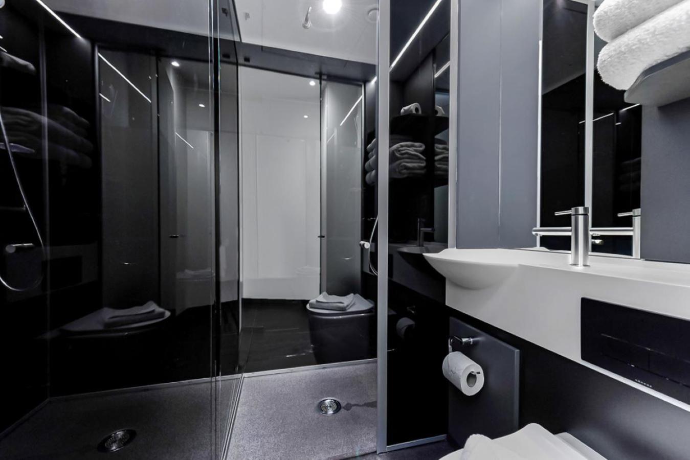 Z Inside Queen (without a window),1606621100:JPEG