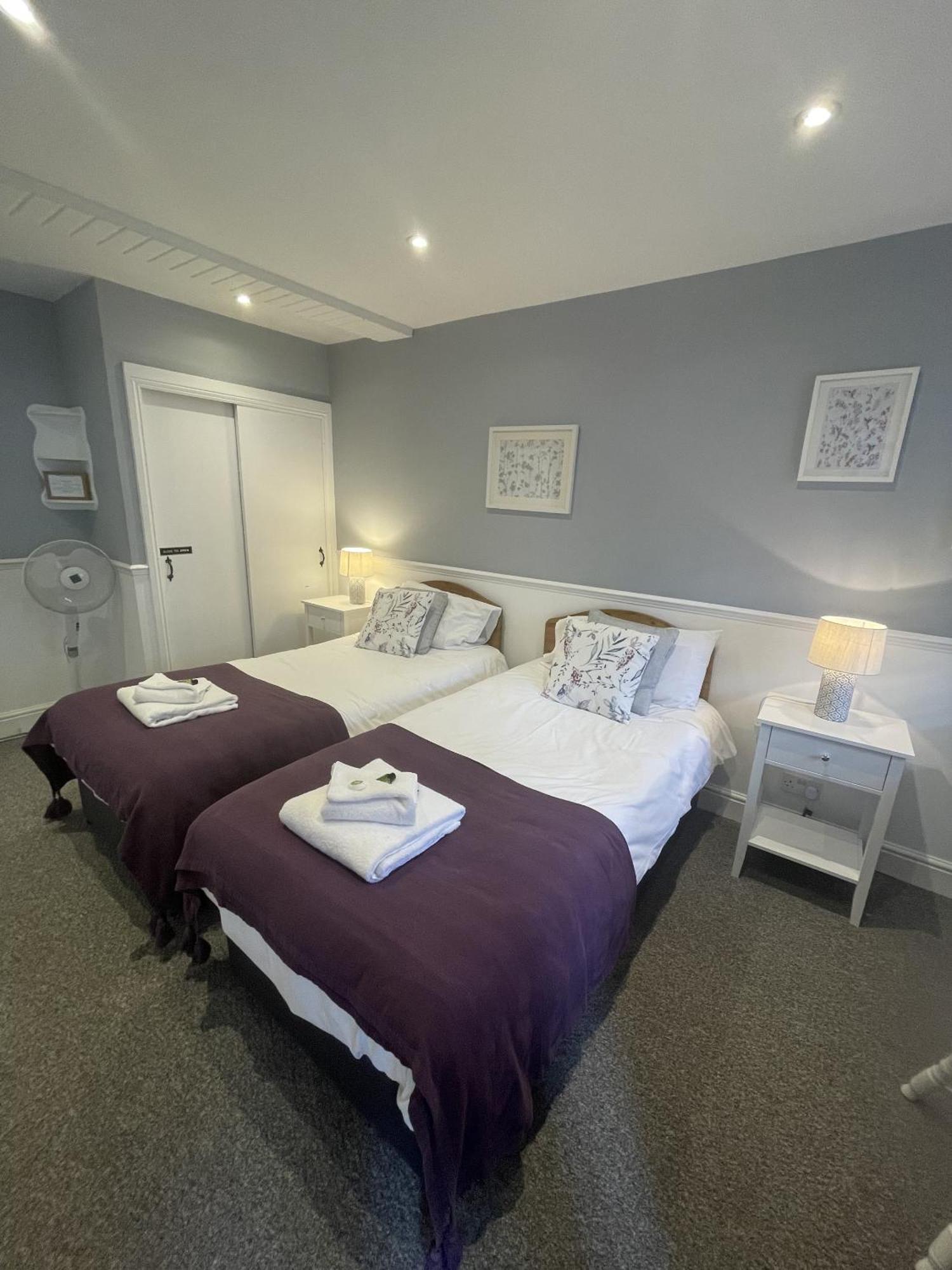 Twin Room with Shower