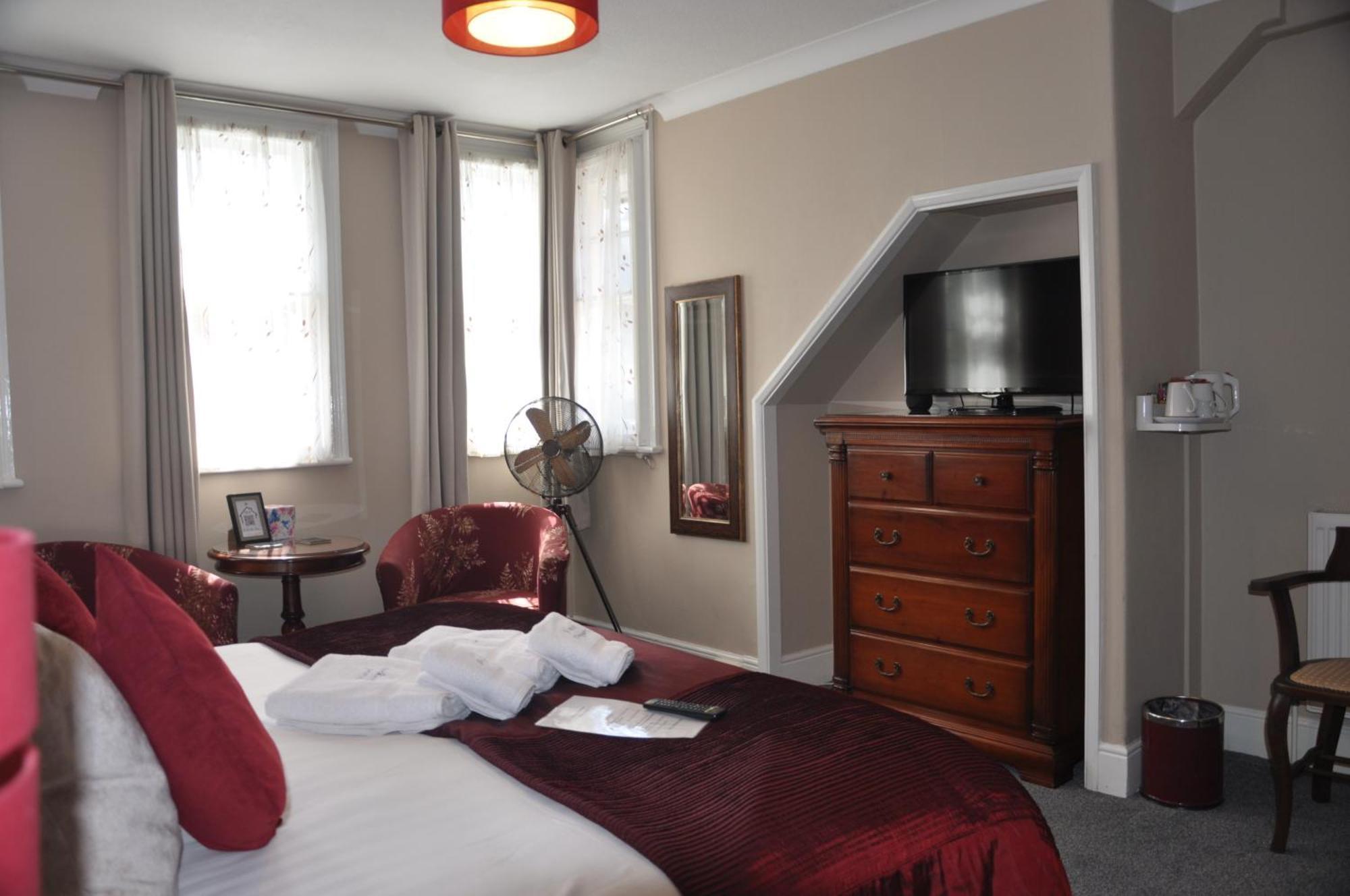 Semi Deluxe with Super King Bed En-suite with shower,1658065159:JPEG