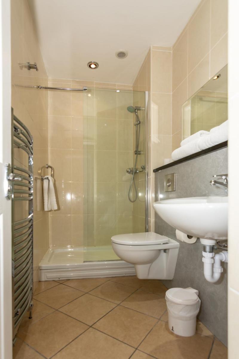 Classic Twin with Christmas Package,1661107568:JPEG