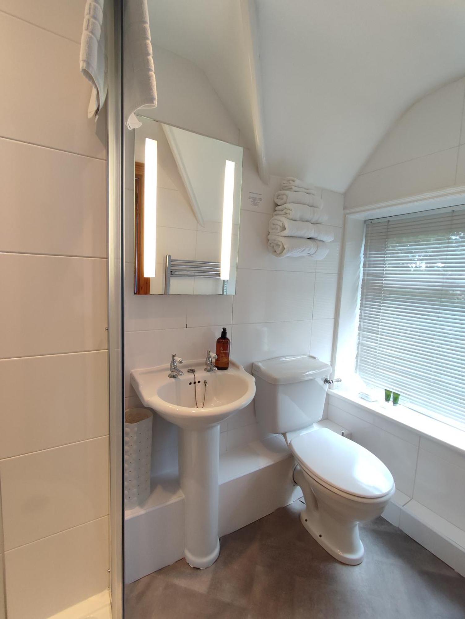 Twin Room with Shower