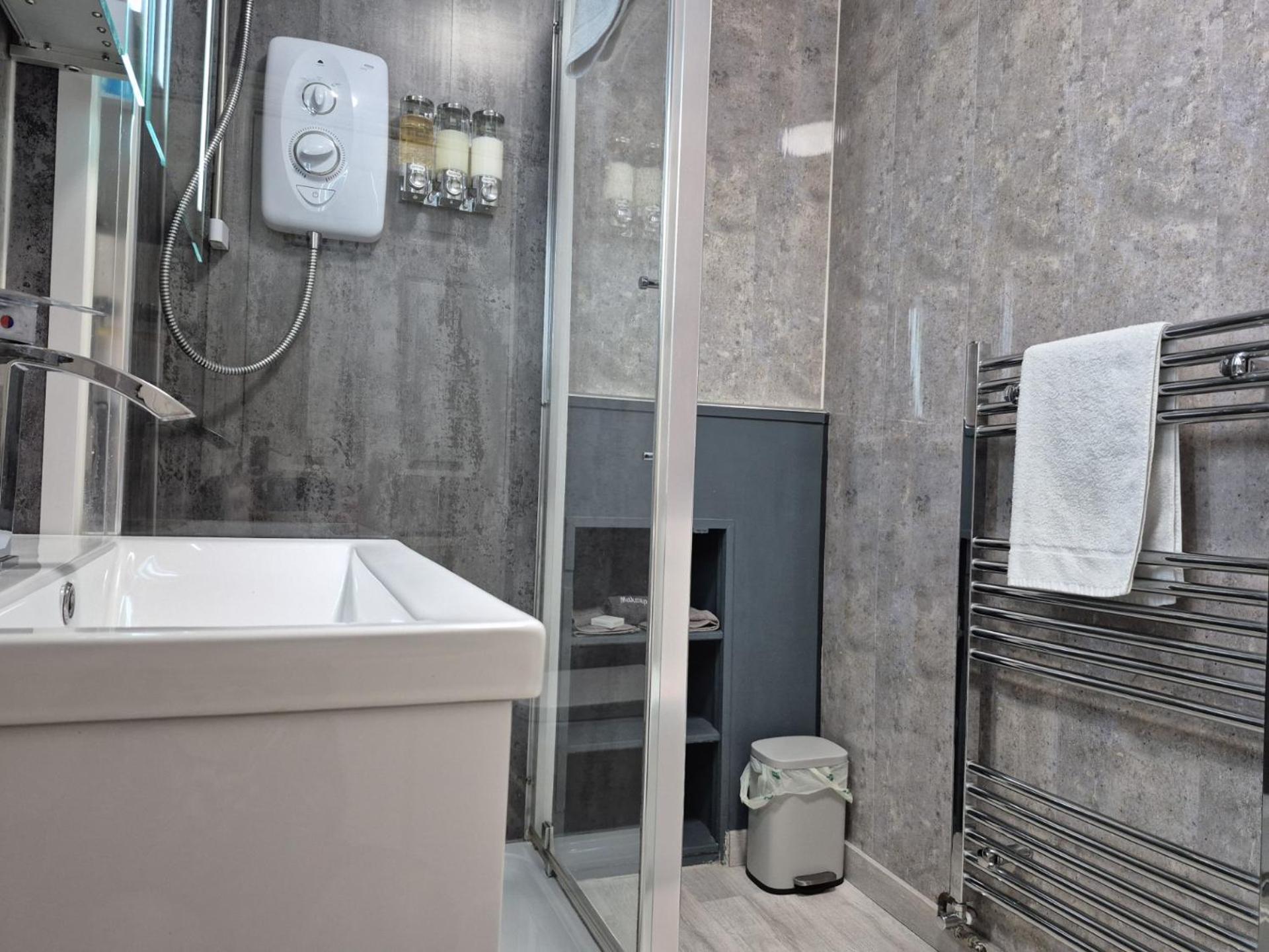 King Room Ensuite with Shower