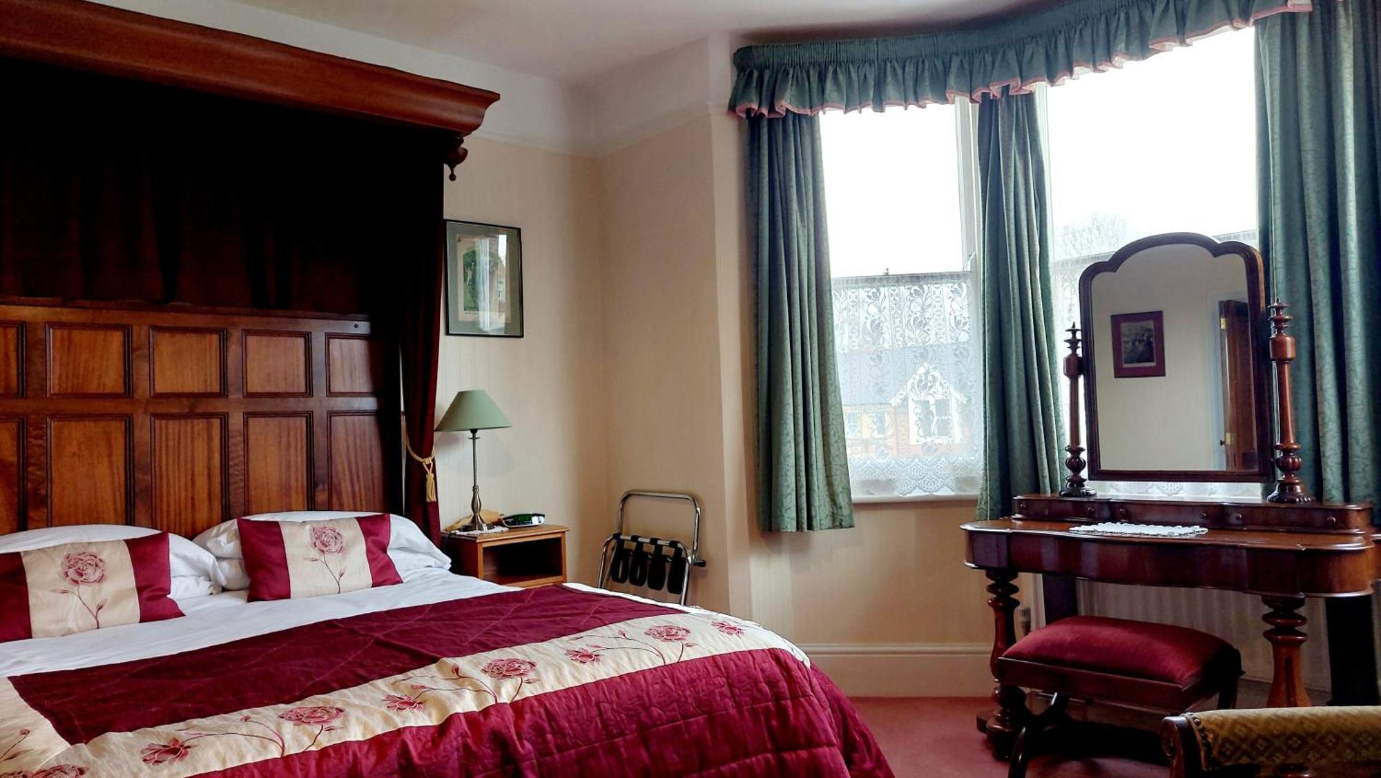 Large Double Room with En-Suite Shower