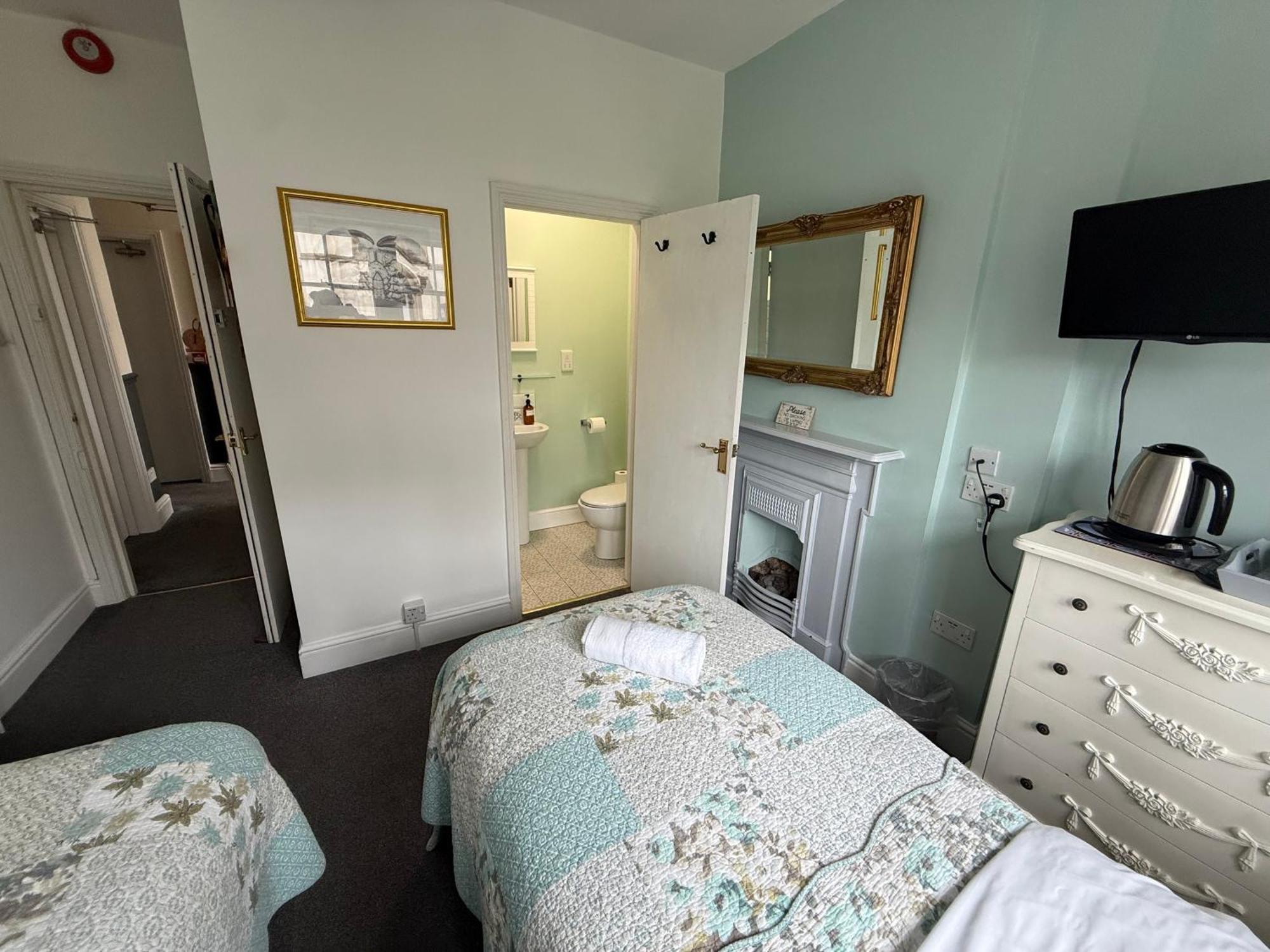 Twin Room with Private Bathroom