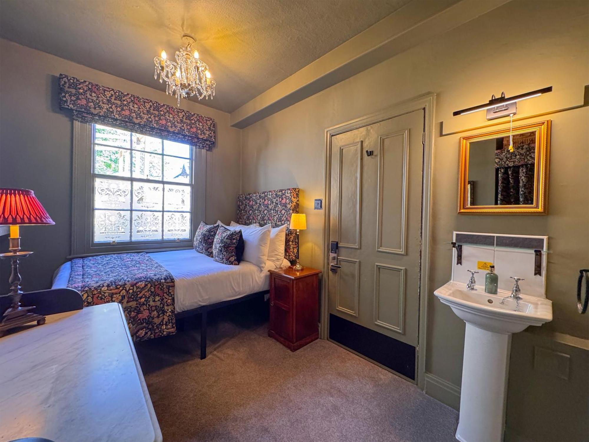 Small Queen Room,1766133997:JPEG