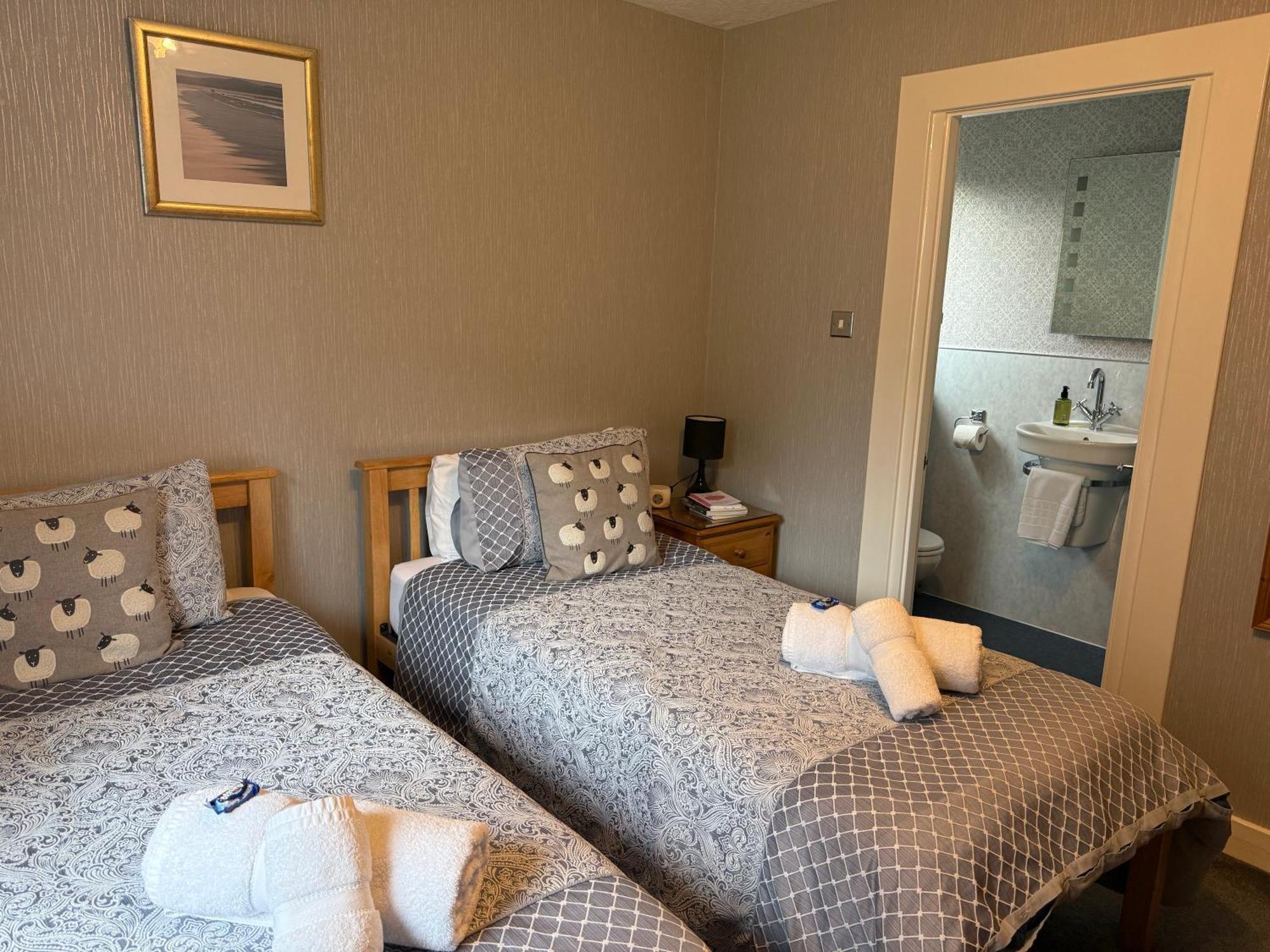 Twin Room with Shower