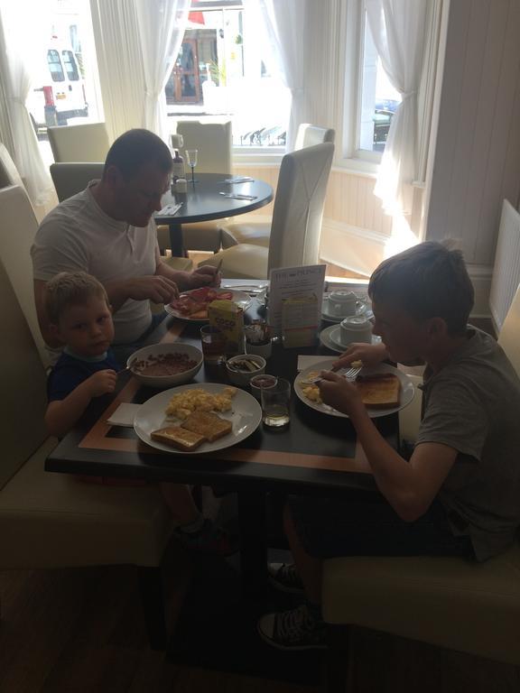 Family Room with Shower,559265973:JPEG