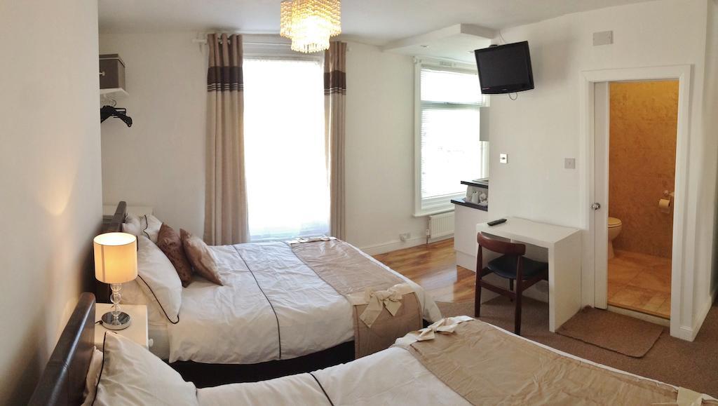 Family Room with En-Suite and Kitchenette,1293243913:JPEG