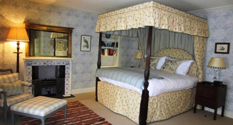 Double Room Four Poster Bed,24548937:JPEG