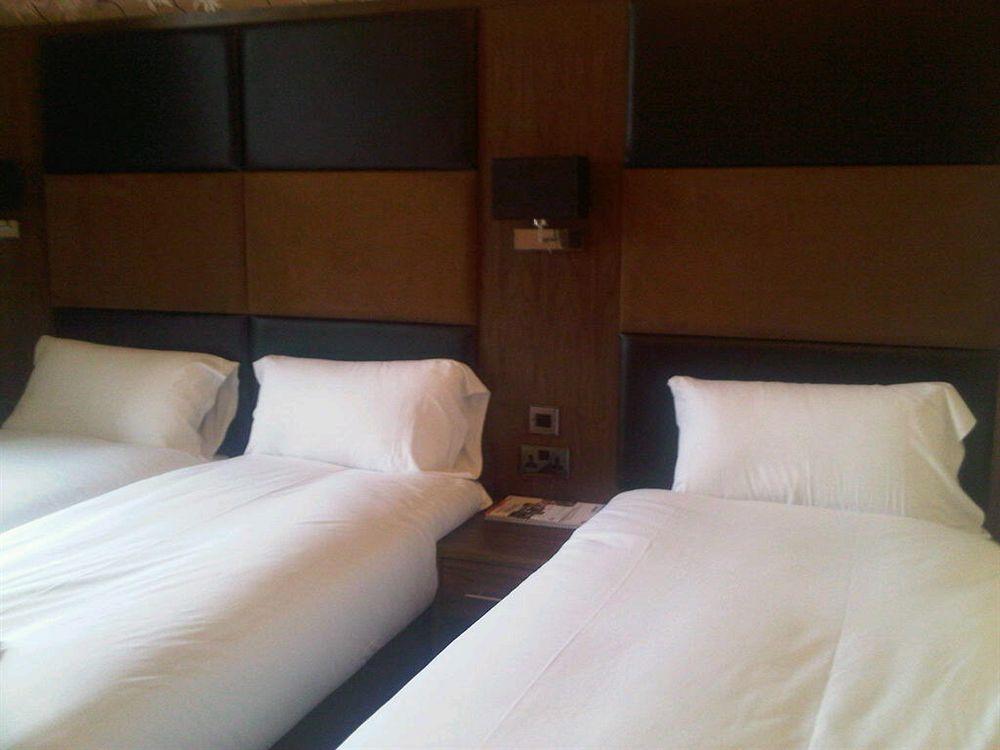 Family Room (3 Adults)