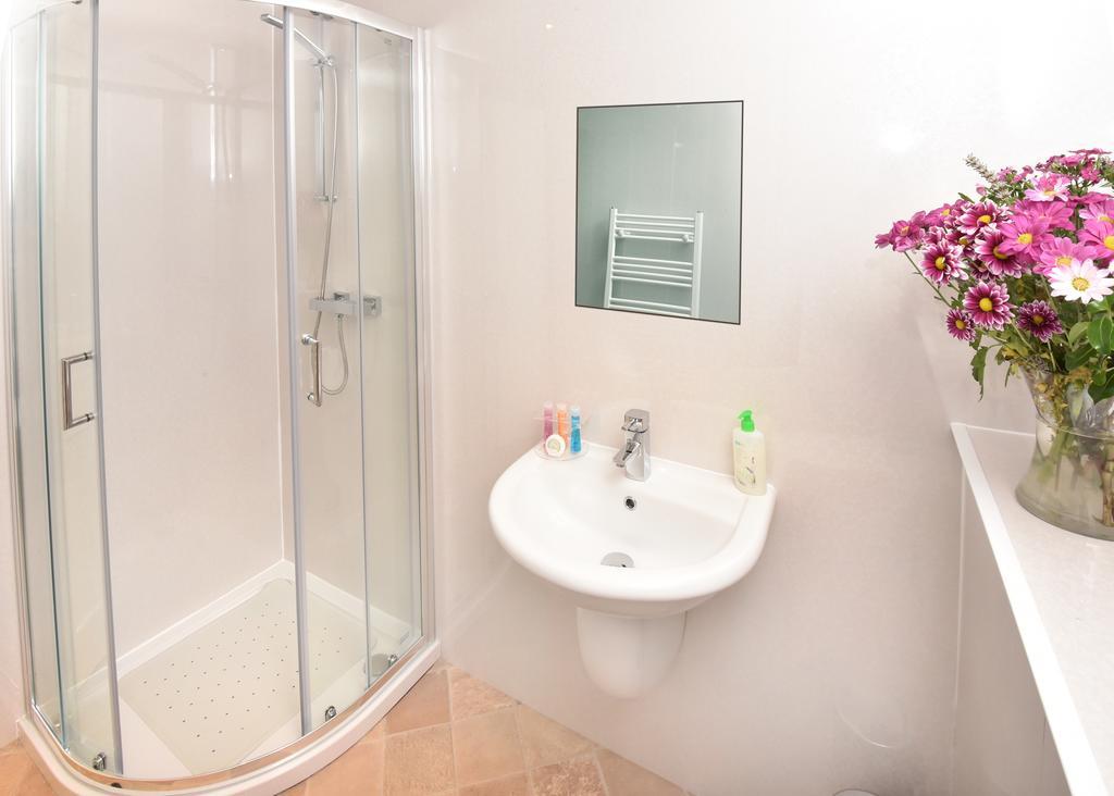 Single Room with Shared Bathroom,345813049:JPEG