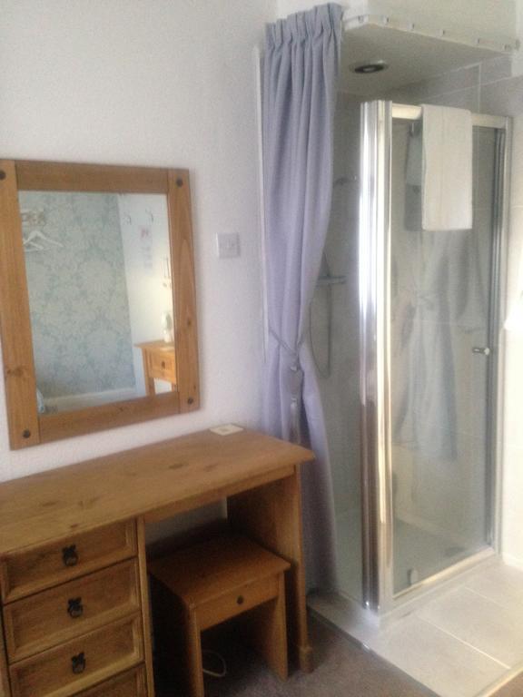 Single Room with En-suite - Room 9