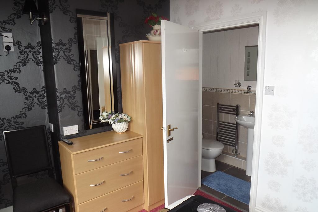 Small Double Room with Sash Window No View