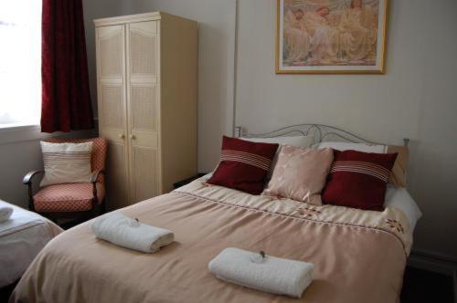 Basic Double Room with Shared Bathroom