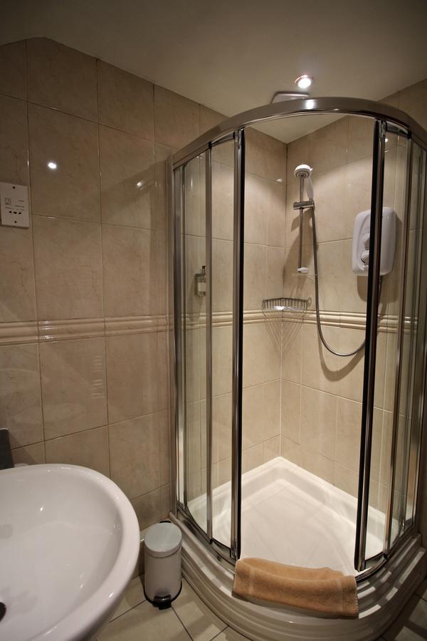 Family Room (3 Adults),560536239:JPEG