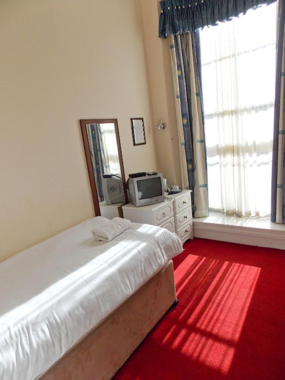 Budget Single Room with Shared Bathroom