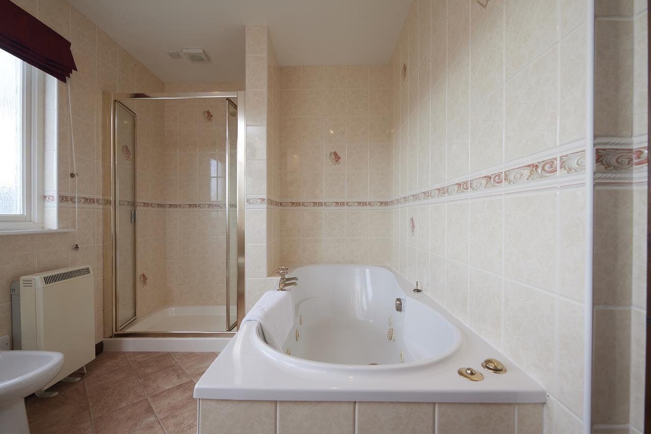 Apartment with Lake View,667122375:JPEG