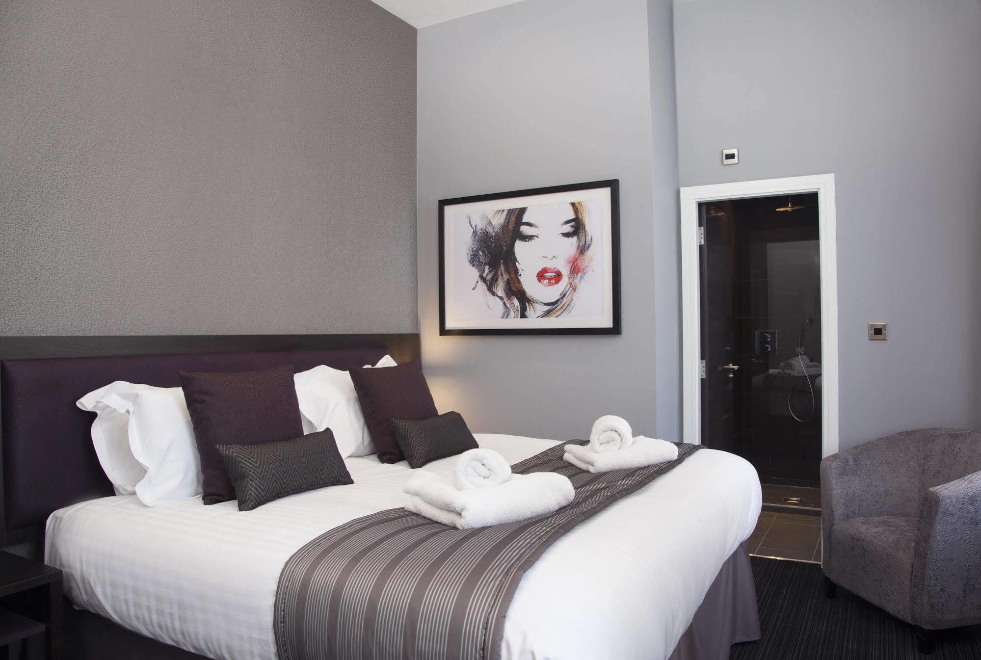 Two Bedroom Luxe (Sleeps 6)