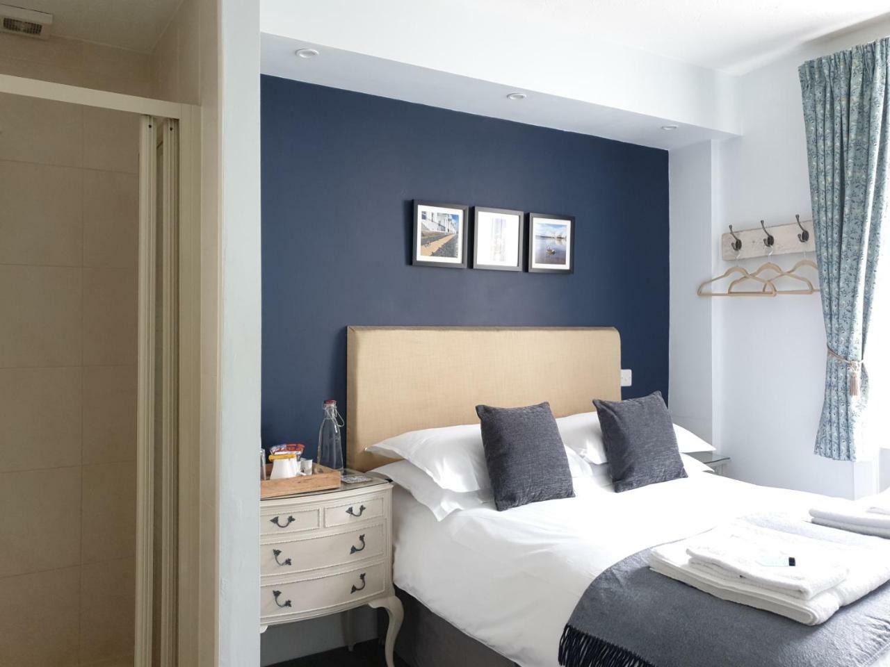 Single Room with Shared Toilet