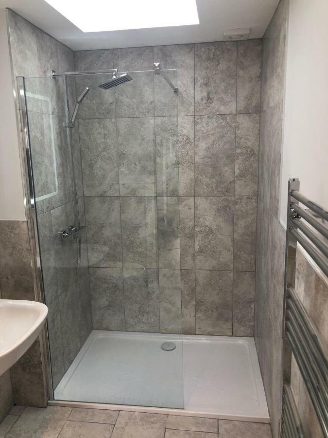 Apartment with Shower,819998339:JPEG