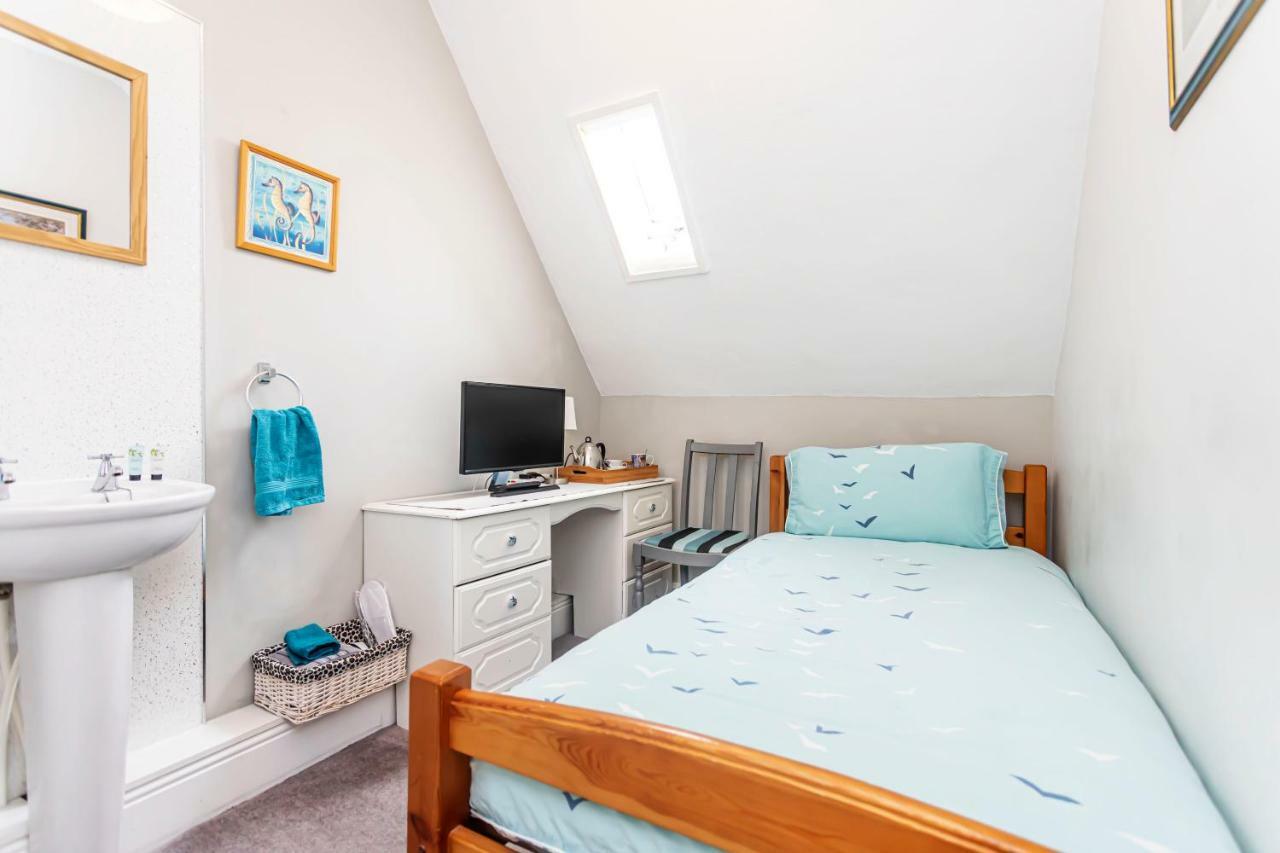 Small Single Room with Shared Bathroom