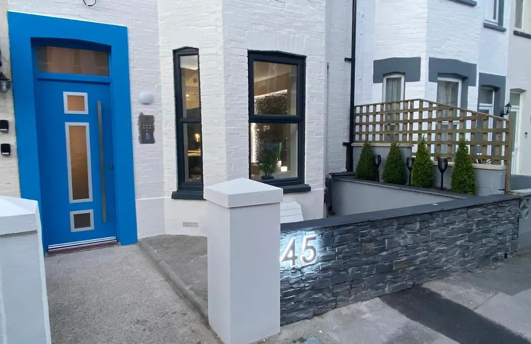 Coastline Retreats - Cloud9: Seafront Ensuite Rooms with Netflix-1