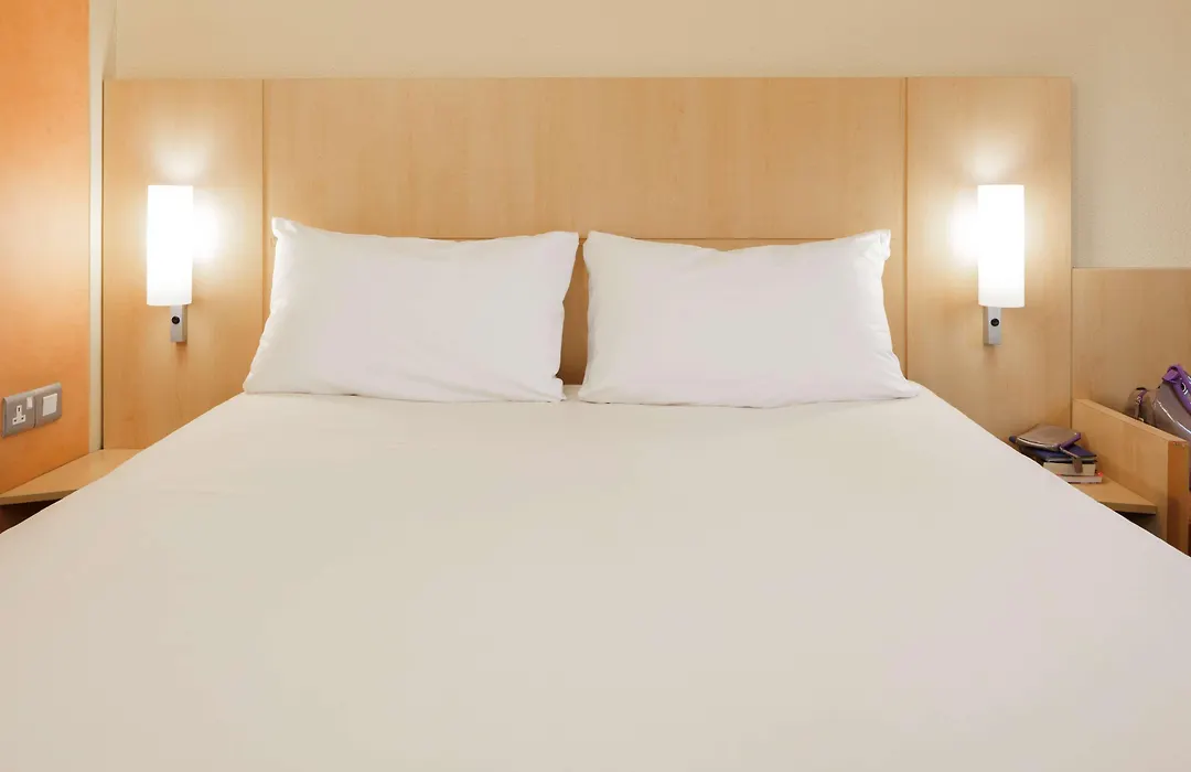 Ibis Cardiff Centre-1