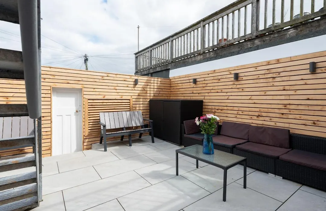 Morlanow-Private Entrance, Courtyard, Sea Views-1