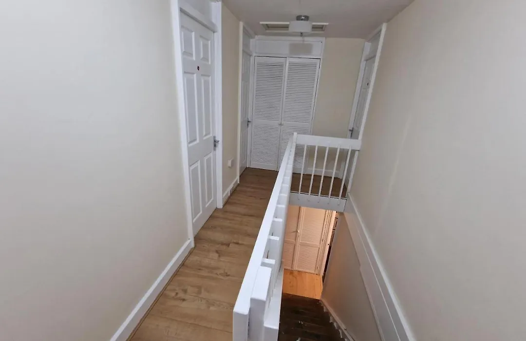 Heathrow Windsor Rooms With Shared Bath, Kitchen And Free Parking-1