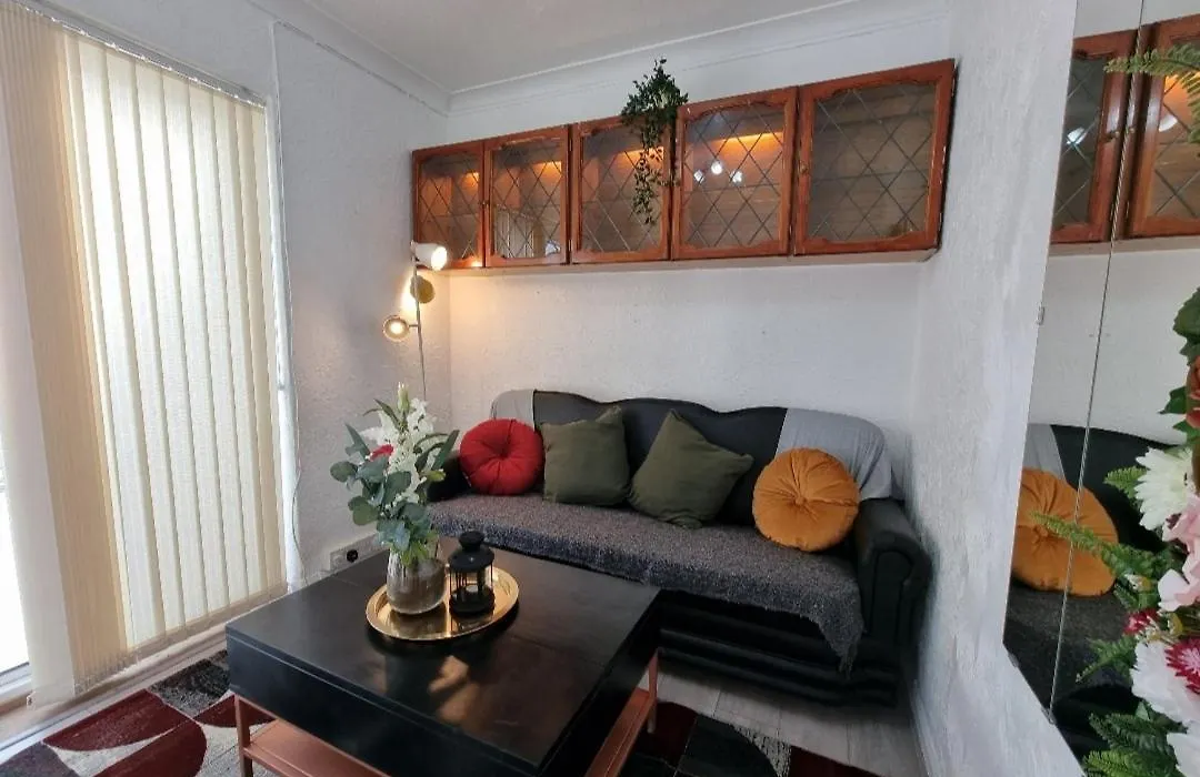 Deluxe Double Bedroom With Private Bathroom, Parking And Wifi-1