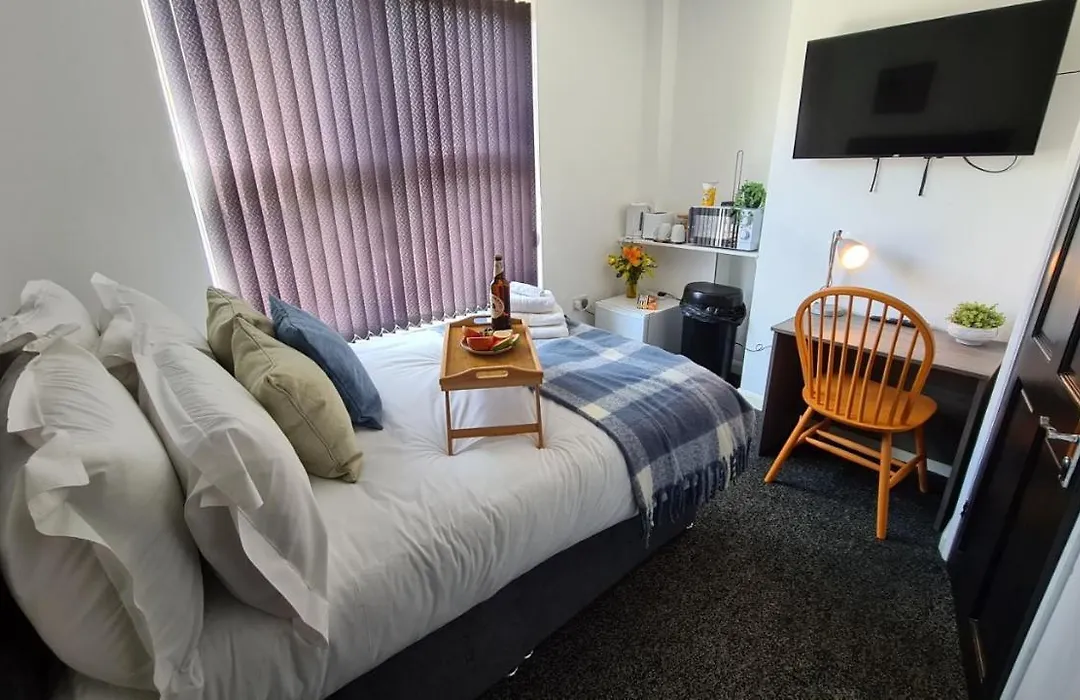 Moorfield House Room 1 Off-Road Parking To The Rear Close To Train Station With Commuter Links To London, Oxford And The Midlands-1